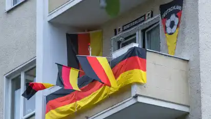 So wie auf diesem Balkon in Berlin, sieht es vor der Fußball-WM in Bremen leider noch nicht aus. Die Vorfreude in der Hansestadt ist noch verhalten.