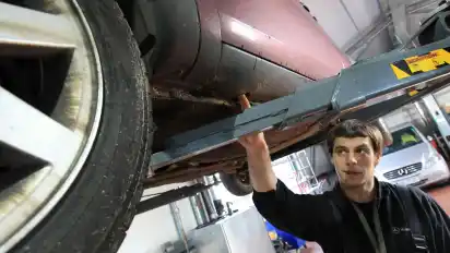 Kfz-Mechaniker Sascha Rijpkema zeigt eines der Rostlöcher, das bei der Hauptuntersuchung nicht beanstandet wurde.
