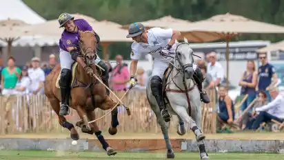 Rasante Jagd: Beim Bremer Polo-Cup in Langwedel sorgen vier Teams für spektakuläre Unterhaltung – auch an diesem Sonntag.