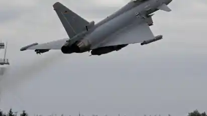 Start eines Eurofighters beim Luftwaffengeschwader 73 "Steinhoff" in Laage. Foto: Bernd Wüstneck/Archiv