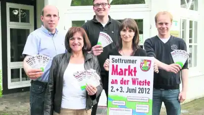 Holger Bahrenburg von der Gemeinde, Sottrums Bürgermeisterin Christa Kirchhof, Festwirt Eric Kruse, Carolin Müller von der Gemeinde und Claas Hüsing (v.l.)vom Gewerbeverein hoffen, dass sowohl der Markt als auch der Festabend gut angenommen werden.