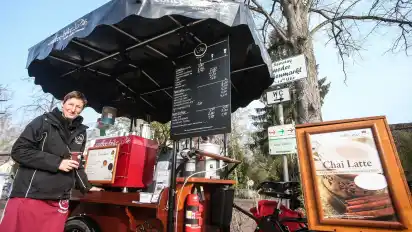 Monika Wendlandt ist mit ihrem Coffee-Bike auch in Worpswede anzutreffen. Das nostalgische Gefährt mit seinem Holzaufbau und den drei Rädern ist ein Hingucker.