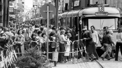 Für eine knappe Viertelstunde wurden die Straßenbahnen, wie hier in der Obernstraße, angehalten, dann war die Anfahrt der Regierungschefs und ihrer Außenminister vor dem Rathaus vorüber, und der Verkehr lief wieder fast normal.