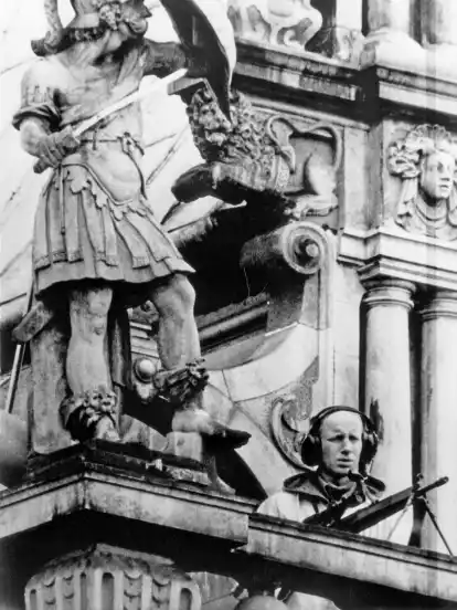 Scharfschützen, hier einer auf dem Dach des Bremer Rathauses, sichern den Konferenzort ab, in dem am Donnerstagnachmittag (6.7.78) der zweitägige Europagipfel der EG-Staaten begann.