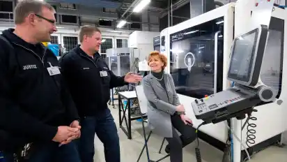 Moderne Technik: Niedersachsens Justizministerin Barbara Havliza mit den Ausbildern Jörg Haarstrich (links) und Marco Gieseke an einer CNC-Fräse in der Werkstatt für Metallverarbeitung.