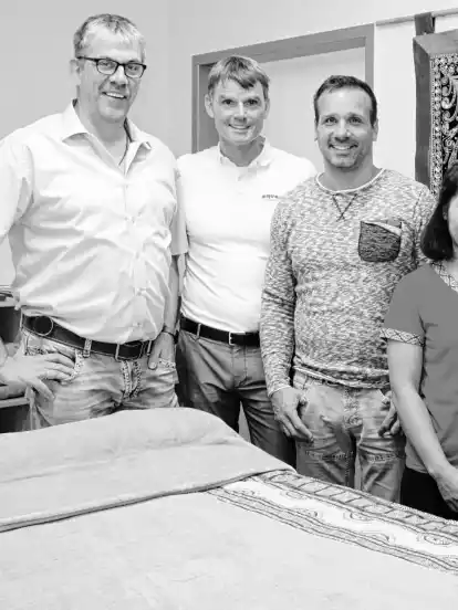 Präsentieren das Massage-Angebot im Allwetterbad: Badbetriebsleiter Torsten Stelljes, Studio-Inhaber Uwe Schlünz, Studio-Leiter Axel Meger und Masseurin Thongphung Hägermann (v.l.).