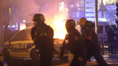 Angesichts der teils gewalttätigen Proteste in Frankreich und einer drohenden weiteren Eskalation musste der Präsident erstmals einlenken.