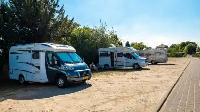 Die Stadtnähe des Wohnmobilparkplatzes loben die einen, andere Bedauern den Mangel an Natur.