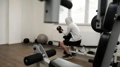 Im Fitnessraum trainieren die Jungs immer gemeinsam mit einem Betreuer. Für Marco ist das Training eine Möglichkeit, seine Aggressionen loszuwerden, sagt er.