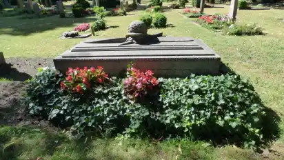 Das Grab von Gustav Schade auf dem Friedhof Buntentor.