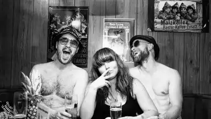 Stimmgewaltige Frontfrau, flankiert von musikalischen Hipstern: Jen Bender mit Raphael Schalz und Chriz Falk.