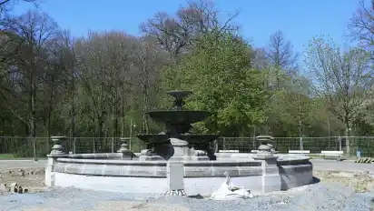 Wieder sichtbar: Der Marcusbrunnen im Bürgerpark ist seit ein paar Tagen das Gerüst und die Bauplanen los.