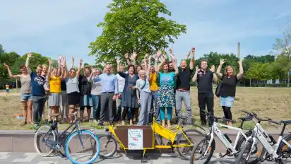 Der Countdown läuft, jubeln das "Summersounds"-Vorbereitungsteam, Akteure und Unterstützer vorm magischen Hügel in den Neustadtswallanlagen.