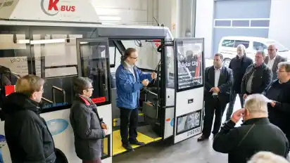 Georg Bergmann von K-Bus (Mitte) informierte die Anwesenden verschiedener Institutionen über technische Details des Busses.