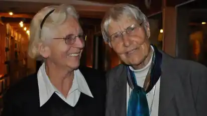 Erste Begegnung: Hildegard Kempowski und Inge Jens lernen sich nach der Lesung in Haus Kreienhoop kennen. In der Wirkungsstätte des Nartumer Autors Walter Kempowski hat Jens aus ihrer eigenen Biografie "Unvollständige Erinnerungen" vorgelesen. PES·FOTO PETRA SCHELLER