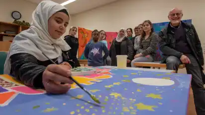 Sehr bunte Bilder wie das Werk von Baraa (vorne) sind in dem Projekt entstanden, die nun dauerhaft im Büz hängen werden.