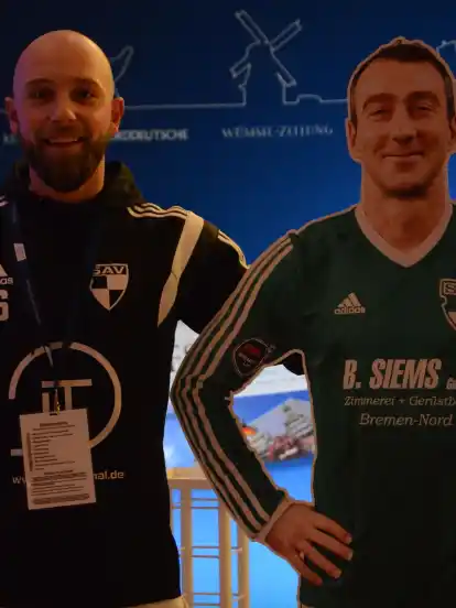 Der SAV-Spieler Lennart Kettner (links) in der ÖVB-Arena neben der Papp-Figur von Muhamed Hodzic.