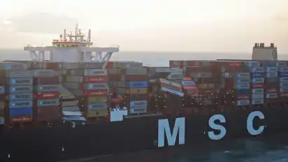 Die Luftaufnahme aus einem Überwachungsflugzeug des Havariekommandos zeigt das Containerschiff MSC ZOE, das im Sturm bis zu 270 Container verloren hat. Nach Angaben der niederländischen Küstenwache sollen mindestens drei über Bord gegangene Container das gefährliche Peroxid enthalten.