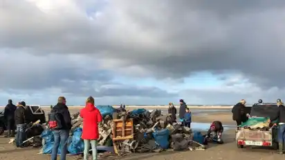Freiwillige sammeln auf der niederländischen Insel Terschelling angespülte Waren ein, die aus den über Bord gegangenen Containern der MSC Zoe stammen. Foto: Minke Schat