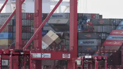 Die «MSC Zoe» liegt mit umgestürzten Containern an der Kaje des Container-Terminals in Bremerhaven. Foto: Carmen Jaspersen