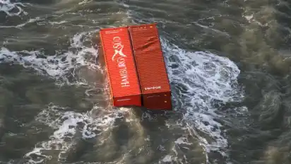 Container treiben in der Nordsee, nachdem sie bei der Havarie eines Riesenfrachters über Bord gegangen waren.