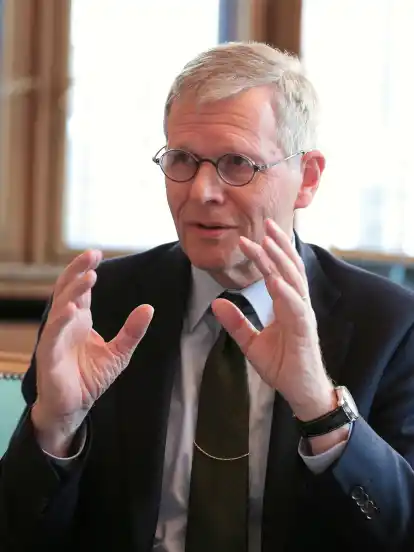 Im Januar waren die drei Jahre für Harald Emigholz als Präses der Handelskammer vorbei. Kommenden Mittwoch stellt er sich zur Wahl für das Amt des Präsidenten beim Bremer Stiftungshaus. Der Verein repräsentiert mehr als 90 gemeinnützige Stiftungen, die es in der Hansestadt gibt.