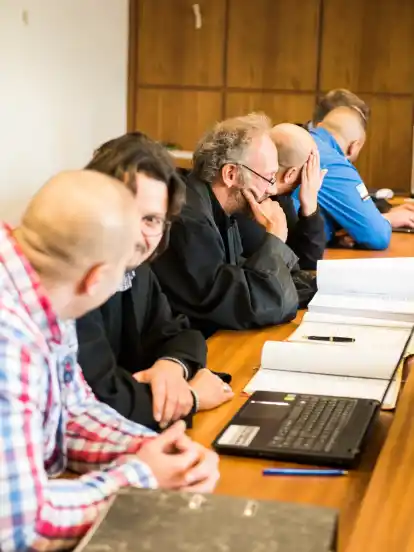 Die Anklagebank beim Prozessauftakt im November 2017.
