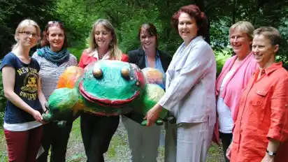Der Riesenfrosch von Anke Rozehnal (Dritte v.l.) soll auf dem Kulturfest versteigert werden. Darauf freuen sich auch (v.l.) Sophia Wild und Petra Wulff-Haun vom Jugi, Ina Eden aus der Verwaltung, Samtgemeindebürgermeisterin Susanne Puvogel sowie Claudia Schnars und Karla Mombeck.