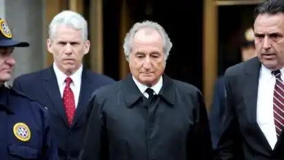 Bernard Lawrence ­Madoff verlässt am 10. März 2009 das Gerichtsgebäude in Manhattan. Die Kammer verurteilte ihn im Juni des Jahres zu 150 Jahren Haft.