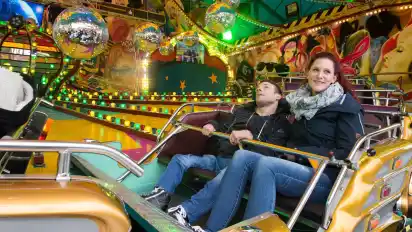 Eine Runde mit gedrosselter Geschwindigkeit: Michael Schreiber und Corinna Römer in einem der Fahrgeschäfte, das am Tag der Menschen mit Behinderung langsamer fuhr.