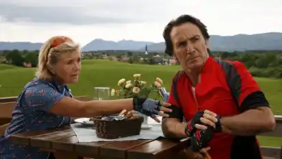 Für die Dreharbeiten der Verfilmung ihres Bestsellers "Wir haben gar kein Auto" schwangen sich Jutta Speidel und Bruno Maccallini erneut aufs Rad. Aber auch Pausen gehören mit zur Tour.