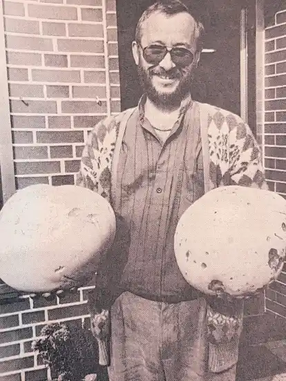 Manfred Overfeld hält die gefundenen Riesenpilze in der Hand.