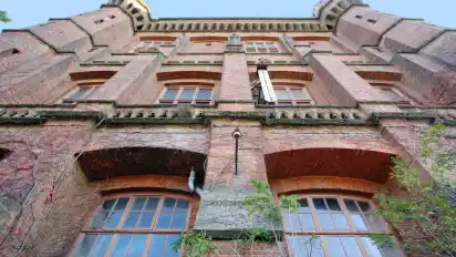 Außenaufnahme des Wasserturms, der auch die „Umgedrehte Kommode“ genannt wird.