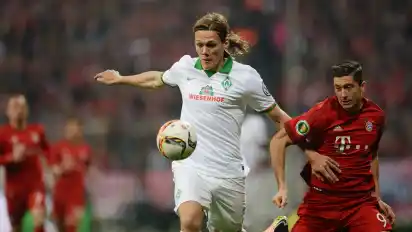 Jannik Vestergaard (l.) im Zweikampf mit Bayern Münchens Robert Lewandowski.