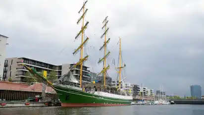 Sie bleibt noch eine Weile hier: Die „Alexander von Humboldt“ im Europahafen.