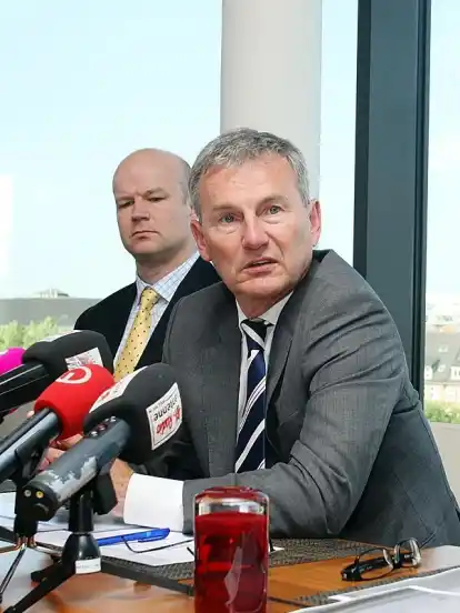 Insolvenzverwalter Edgar Grönda (re., neben Oaktree-Vize Roger Iliffe) verkündet am 23. Mai 2011 das Aus von Beluga.