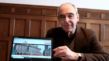 Volker Kröning präsentiert die Homepage, mit der das Bremer Konsular-Korps seit Kurzem online ist.