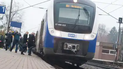 Hude war bislang nur ein Nahverkehrs-Halt. Während in Richtung Nordenham auch weiterhin nur S-Bahnen fahren, wird der Ort zum Fahrplanwechsel am Wochenende auf der Strecke Bremen-Oldenburg mit dem Intercity im Zweistundentakt Teil des Fernverkehrsnetzes.
