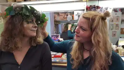 Gesine Beneke (rechts) ist Make-up-Artist und arbeitet seit zehn Jahren beim Goethe-Theater Bremen.