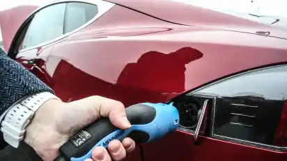 Dennis Witthus lädt seinen Tesla. Die Batterie reicht für etwa 500 Kilometer.