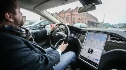 Das große Display ist die Steuerzentrale im Tesla – es zeigt unter anderem die Route und die nächstgelegenen Schnellladestationen an.