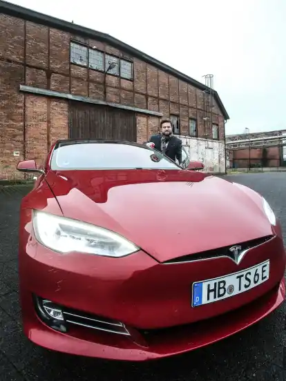 Dennis Witthus und sein Tesla: Der Unternehmer aus Blumenthal ist ein Fan des US-Herstellers. Sogar im Urlaub dreht er Videos über den Alltag mit E-Autos.