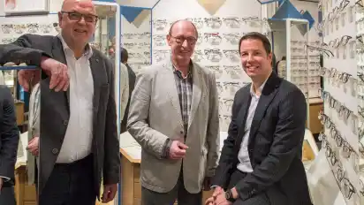 Manfred Cordes, Axel Diekmann und Carsten Bode (v.l.) gaben am Montag den Inhaberwechsel bei Optic Diekmann in Oyten bekannt.