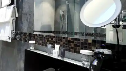 Statt Marmor soll es in den neuen Badezimmern eher schiefer- und sandsteinfarbene Fliesen geben und eine Dusche mit Regenbrause.