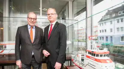 Eiswett-Schatzmeister Klaus Ziegler und DGzRS-Geschäftsführer Nicolaus Stadeler in der Zentrale der Seenot-Retter. Mit den Spenden wurde zuletzt die "Secretarius" finanziert.