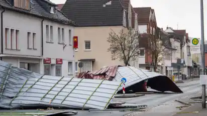 Das Dach eines Supermarktes wurde in Menden (Nordrhein-Westfalen) auf die Straße geweht.