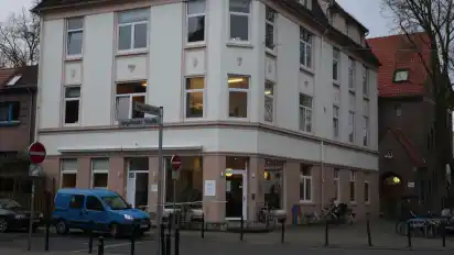 Das 1982 eröffnete Café Klatsch an der Helgolander Straße 73 wird seit etwa einem Jahr auch als Nachtcafé genutzt.