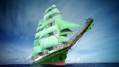 Da war sie noch auf hoher See: die "Alexander von Humboldt" auf dem Weg nach Barbados auf dem Atlantik. Inzwischen wurde der Dreimaster zum Hotel- und Gastronomieschiff umgebaut.