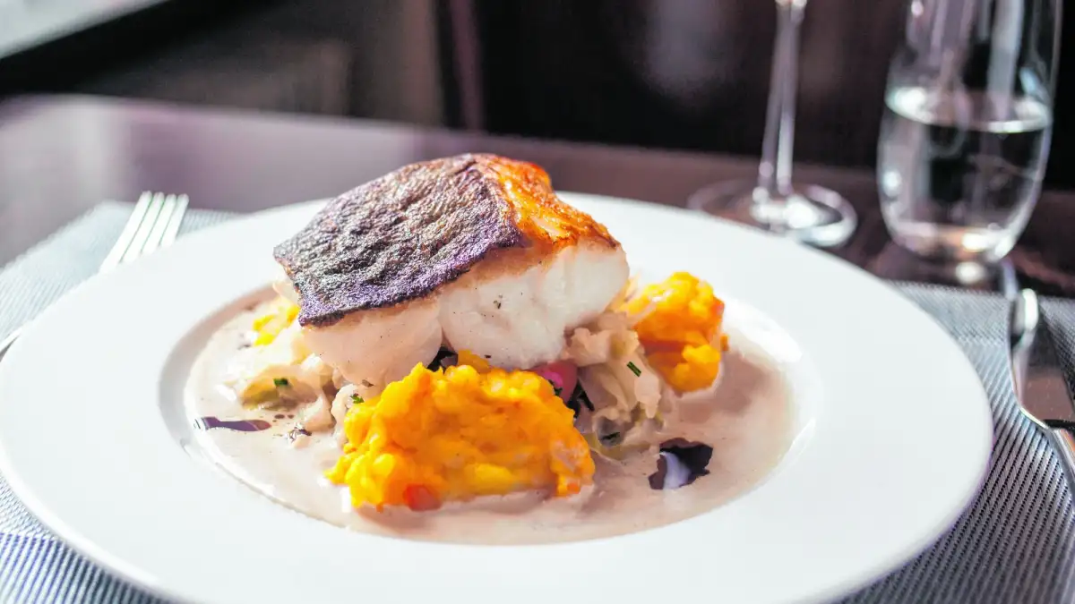 Kabeljaufilet gebraten mit Senfsauce, Spitzkohl mediterran und Kürbis ...