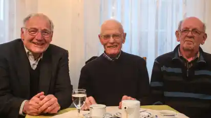 Georg Westermeyer, Willi König und Horst Ammermann schwelgen beim Treffen der FBS-Ruheständler in Erinnerungen.
